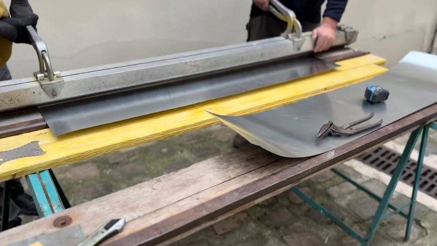 Façonnage du zinc en atelier par un zingueur professionnel, Paris