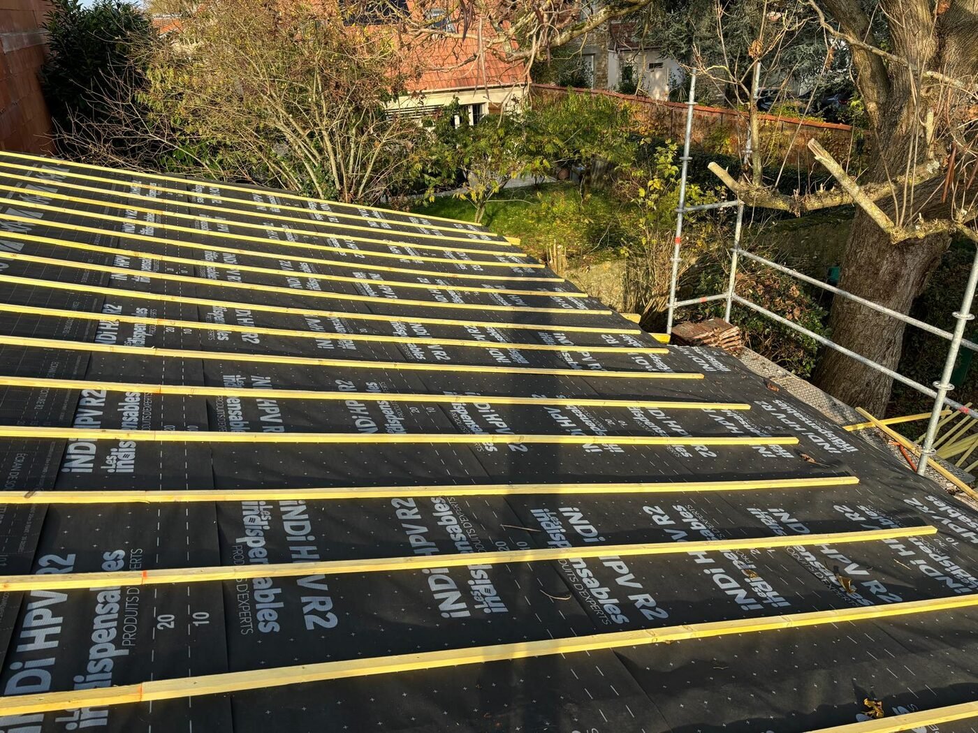 Pose d'un écran de sous-toiture avant couverture, Hauts-de-Seine