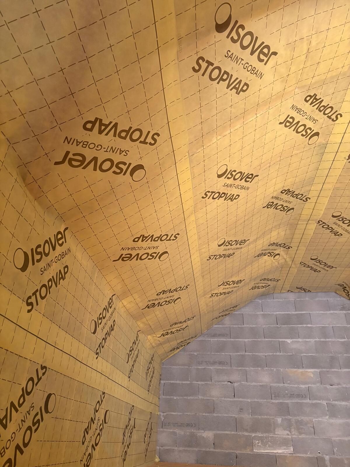 Isolation de combles avec membrane pare-vapeur posée proprement